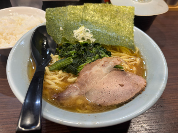 「ラーメン950円 麺まし150円 ライス150円」@横浜家系らーめん侍 渋谷本店の写真