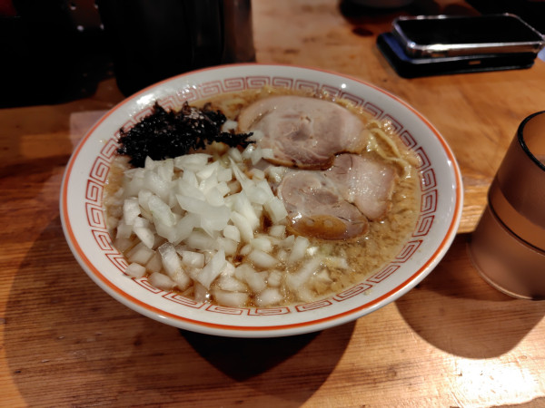 「醤油 玉葱増し¥1050」@背脂煮干し中華そば 和市 新橋本店の写真