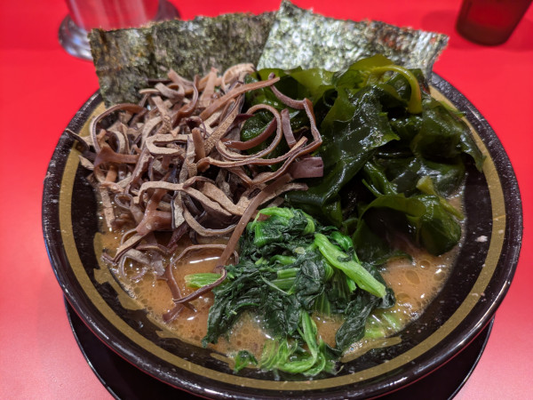 「ラーメン(900円)＋きくらげ＋穂先ワカメ」@とらきち家の写真