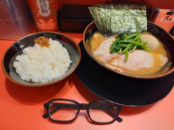 「三楽家特製ラーメン(固め・多め)ライス無料」@ラーメン 三楽家の写真