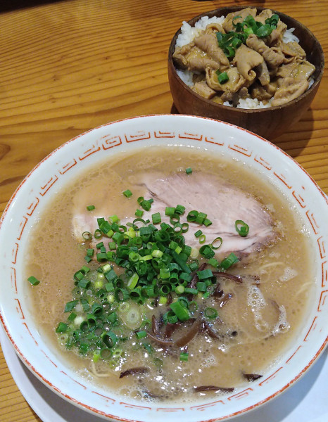 「博多ラーメン+替え玉、もつ飯」@博多屋台の写真