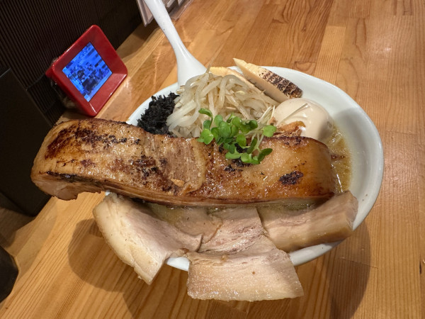 「特製極厚肉山賊麺（並盛・160g・もやし増し）2,600円」@上州山賊麺 大大坊の写真