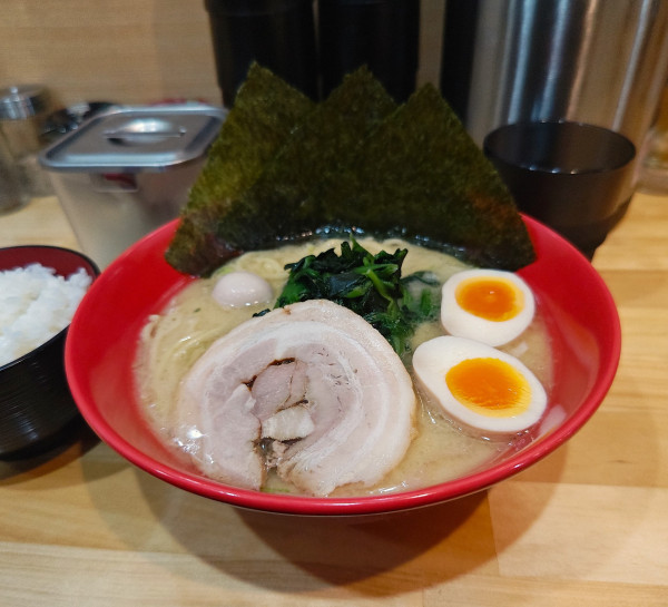 「塩味玉ラーメン+サービスライス」@横浜家系ラーメン 赤家 市ヶ谷店の写真