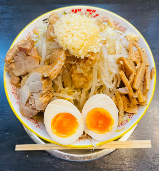 「鶏全部乗せラーメン1500円」@ラーメン☆ビリー いわき平店の写真