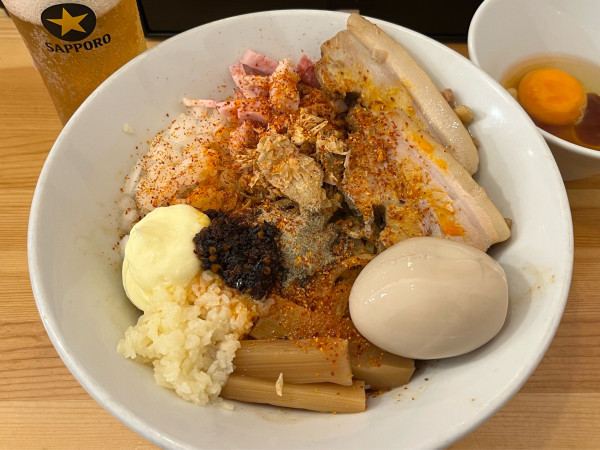 「まぜそば+辛くする+生たまご+🍺」@煮干らーめん 川むらの写真