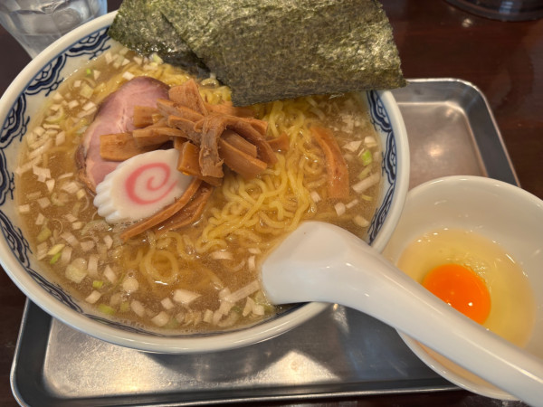 「ラーメン中盛　生卵　のり3枚」@むらもとの写真