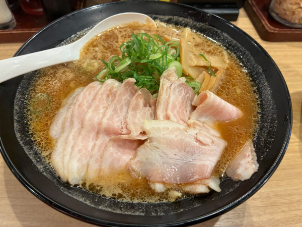 「赤味噌肉らーめん」@威風 三田店の写真