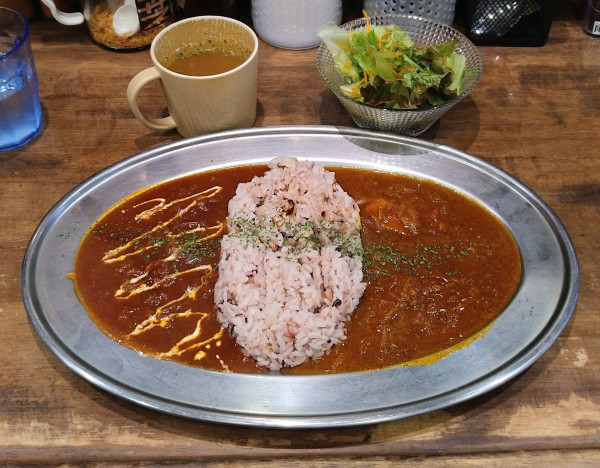 「スパイスカレー＋カレー＆デミあいがけ」@カレーとデミ カサネヤの写真
