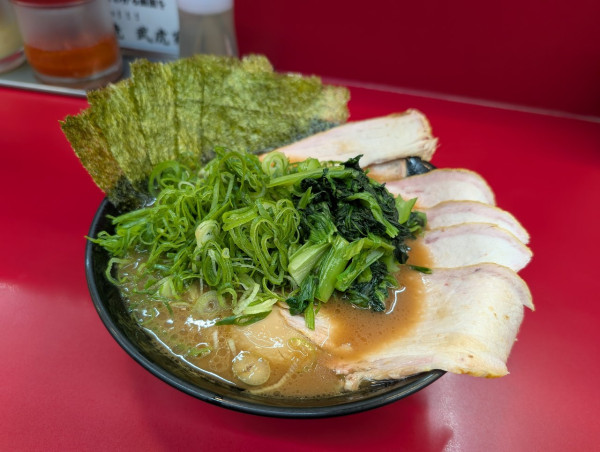 「暁ラーメン、チャーシュー、九条ネギトッピング」@らーめん 武虎家 暁 仙川店の写真
