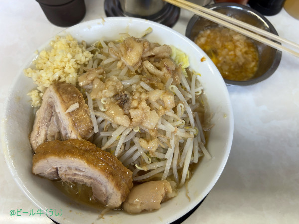 「ラーメン少な目麺量300g(1000円)、脂生玉子(100円)」@ラーメン豚ヒロの写真