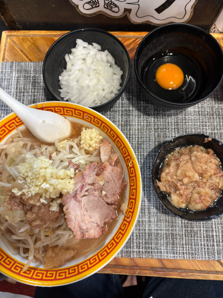 「らーめん半分220g生卵玉ねぎ店内専用黒烏龍茶」@えどもんどの写真