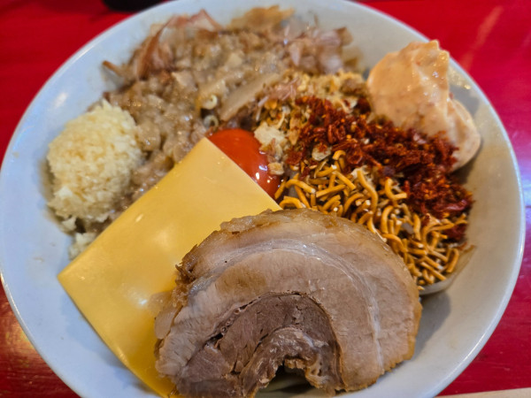 「ハイマウントまぜそば(全部)」@鷹の目 大宮店の写真