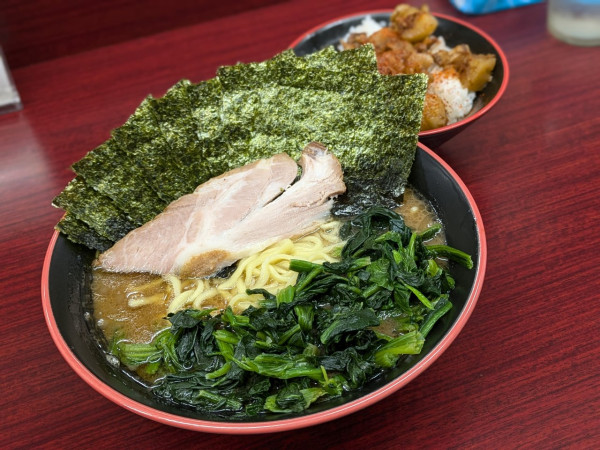 「海苔ほうれん草ラーメン大 、トッピングc」@麺家 紫極 大泉学園店の写真