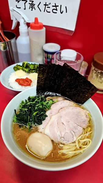 「特上ラーメンと🍚」@横浜ラーメン 武蔵家 大宮店の写真