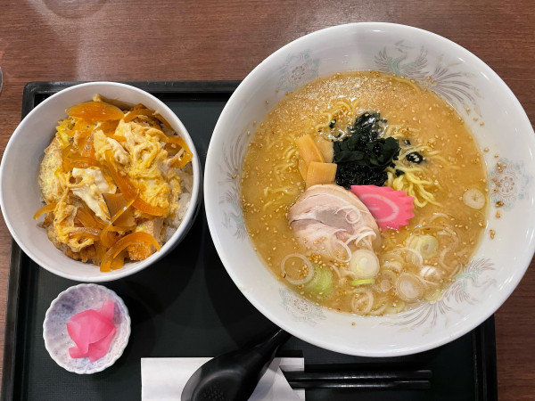 「味噌ラーメン親子丼セット¥1,300」@レストラン風車の写真
