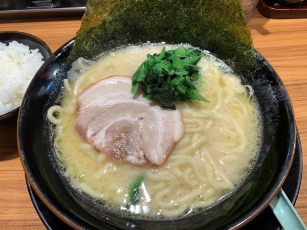 「ラーメン塩＋サービスライス」@横浜家系ラーメン 豊島家の写真