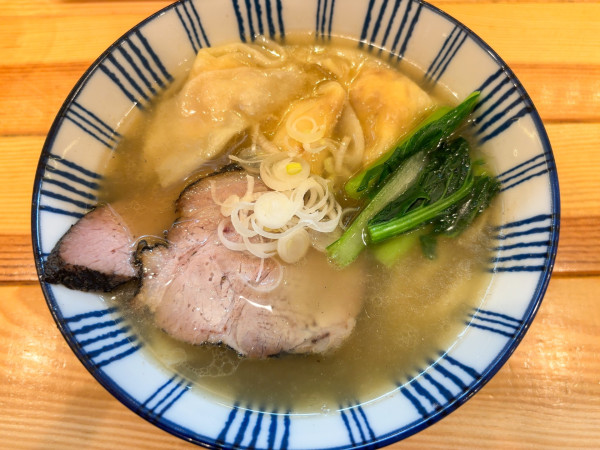 「土佐はちきん地鶏らぁ麺 塩 (+海老ワンタン)」@らぁ麺 秀登の写真
