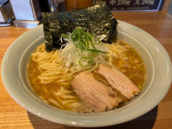 「豚骨醤油 大盛 280g 900円 ライス 150円」@豚骨醤油 三輪の写真