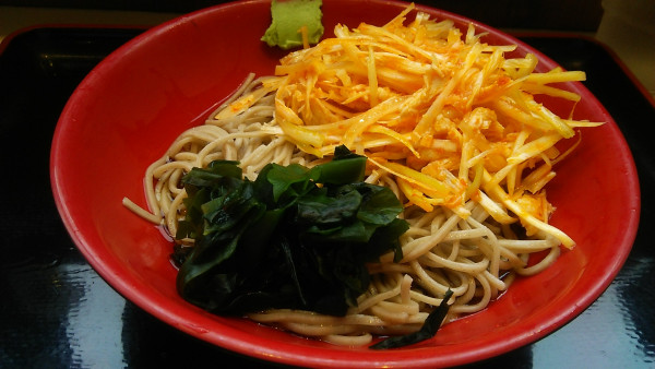 「冷しピリ辛鶏ネギそば 610円」@名代 富士そば 浦安店の写真