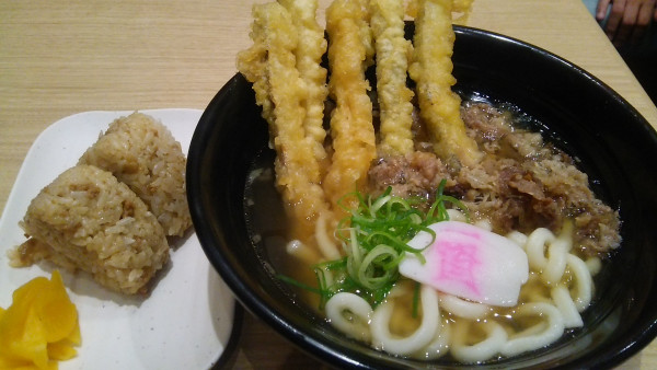 「肉ごぼ天（5本）うどん＋かしわおにぎり 2個」@資さんうどん 足立鹿浜店の写真