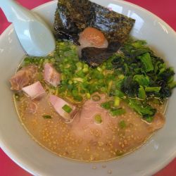 朝ラーメン550円、コロチャー6個＆ほうれん草