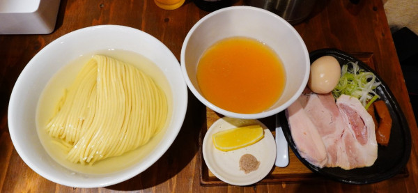 「つけ麺 200g 塩（あさり油）＋味玉＋藻塩レモン＋ビール」@麺屋鈴春の写真