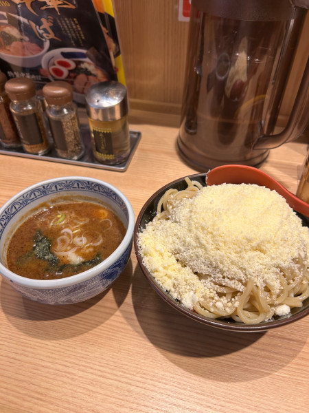 「濃厚やりすぎチーズつけ麺　1,200円」@つけ麺専門店 三田製麺所 神田店の写真