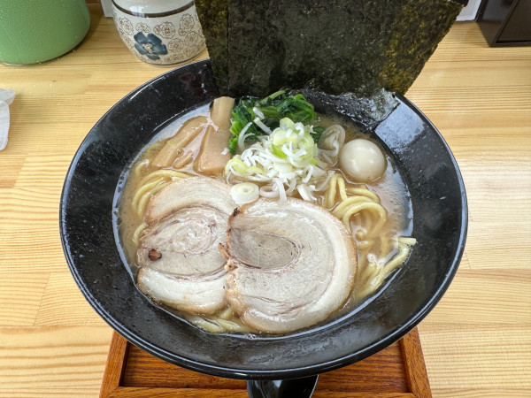 「醤油豚骨ラーメン(並盛・150g・全部普通)850円」@ラーメン丸幸屋の写真