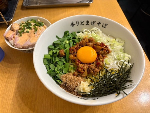 「バター香る台湾まぜそば大盛 + チャーシュー丼マヨネーズソース」@混ぜそば みなみの写真
