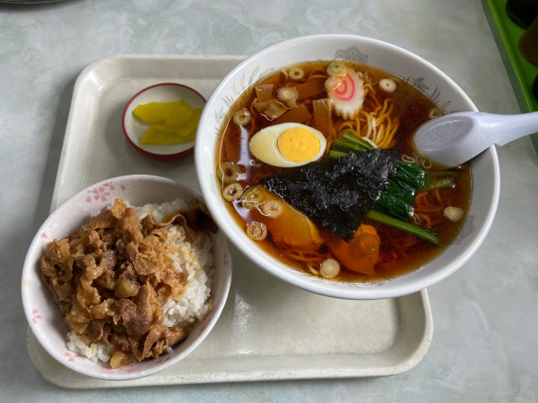 「ラーメンセット(ミニ牛丼、お新香付き)970円。」@盛信軒の写真
