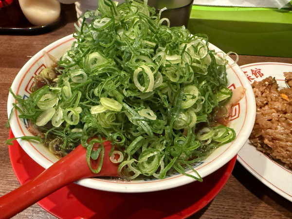 「中華そば小+焼き飯小　九条ネギ」@新福菜館 麻布十番店の写真