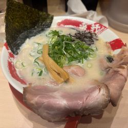 白豚骨 850円 替え玉 ２回 110円。１回は無料。