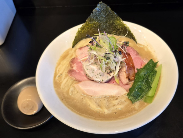 「地鶏の白湯そば大盛　鶏チャー増し」@らぁ麺 飛鶏の写真