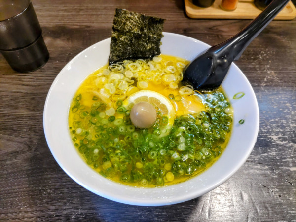 「地鶏塩そば 850円」@地鶏そば 麺焚の写真