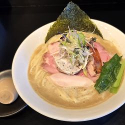 地鶏の白湯そば大盛　鶏チャー増し