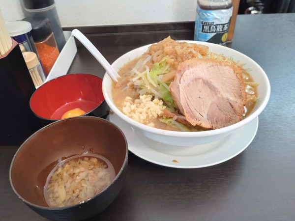 「ラーメン(豚1枚)+生卵」@ラーメンたかしの写真