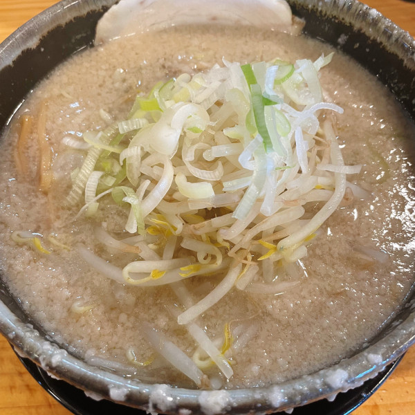 「らぁーめん（醤油）背脂2  880円 半麺-50円」@チャッチャ系らーめん もん吉 伊勢崎支店の写真