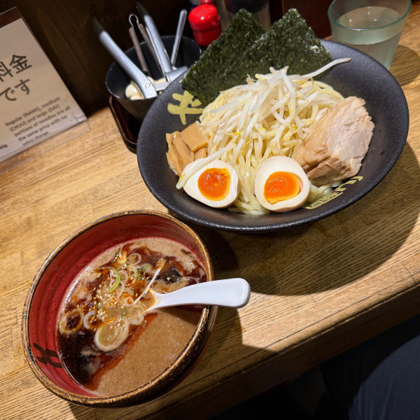 「やっとこつけめん大盛『コール』 辛さ普通、痺れ普通」@三代目やっとこ 六天魔の写真