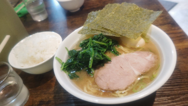 「ほうれん草ラーメン（トッピング味玉）１０００円」@横浜家系ラーメン おか家の写真