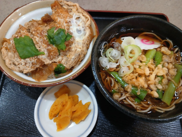 「半たぬき蕎麦と半かつ丼セット 1150円」@蕎麦処 とさきやの写真