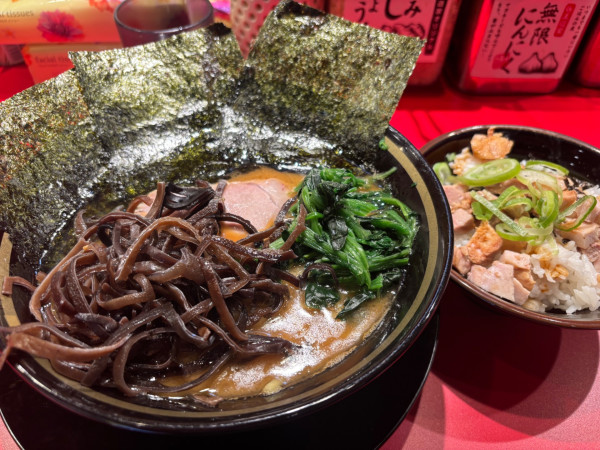 「ラーメン+キクラゲ+チャーシューまぶしご飯」@家系ラーメン 王道乃印 新橋店の写真