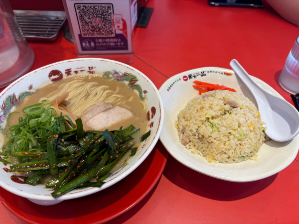 「炒飯定食(こってり)1320円、ニラニンニク200円」@天下一品 目黒店の写真