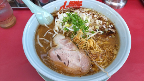 「焦がし醤油ラーメン(940円・中盛)」@ラーメン山岡家 足利店の写真