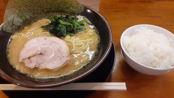 「ラーメン　ライス」@横浜系ラーメン 一門家 大街道店の写真