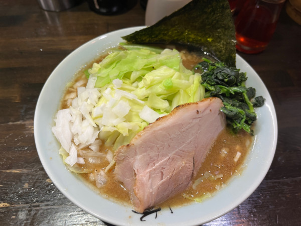 「キャベツ魚介味噌太麺固め980円（新玉ねぎ無料）」@らーめん 道の写真