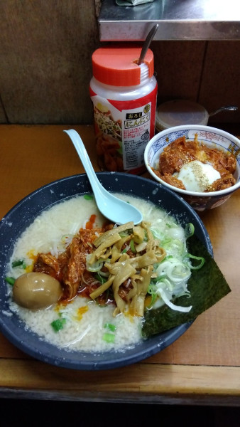 「ホルモンメン+ホルモン丼」@屋台ラーメンとんこつ貴生 稔台店の写真