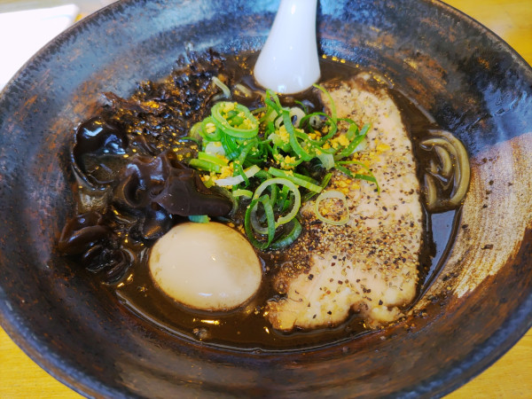 「黒中とんラーメン」@らーめん 月の兎影の写真