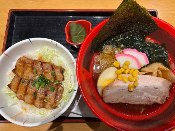 「醤油ラーメン　ミニ炙り豚丼」@お食事処 しもん亭の写真