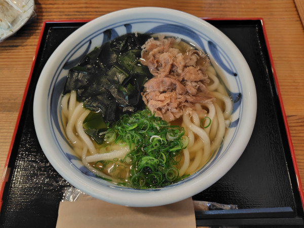 「肉わかめ930円」@久松うどん はなしょうの写真