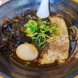 黒中とんラーメン